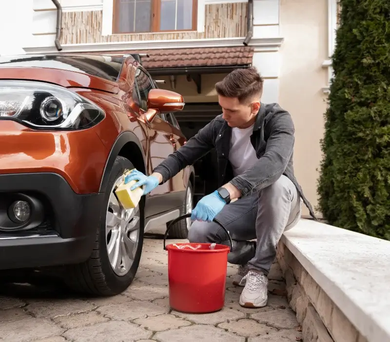 Lavage auto à domicile Les Bondons : professionnel intervenant sur un véhicule